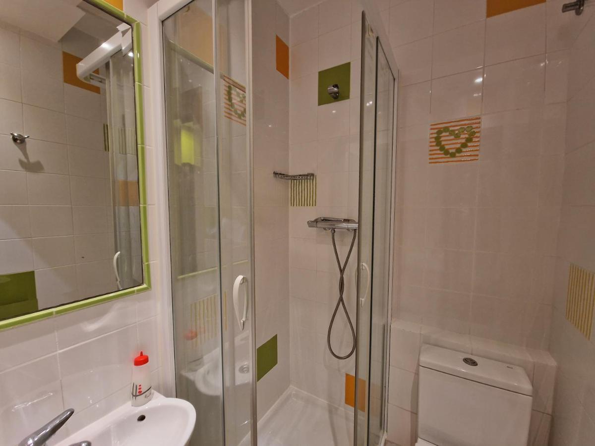סן סבסטיאן Pension Izar Bat Guesthouse מראה חיצוני תמונה