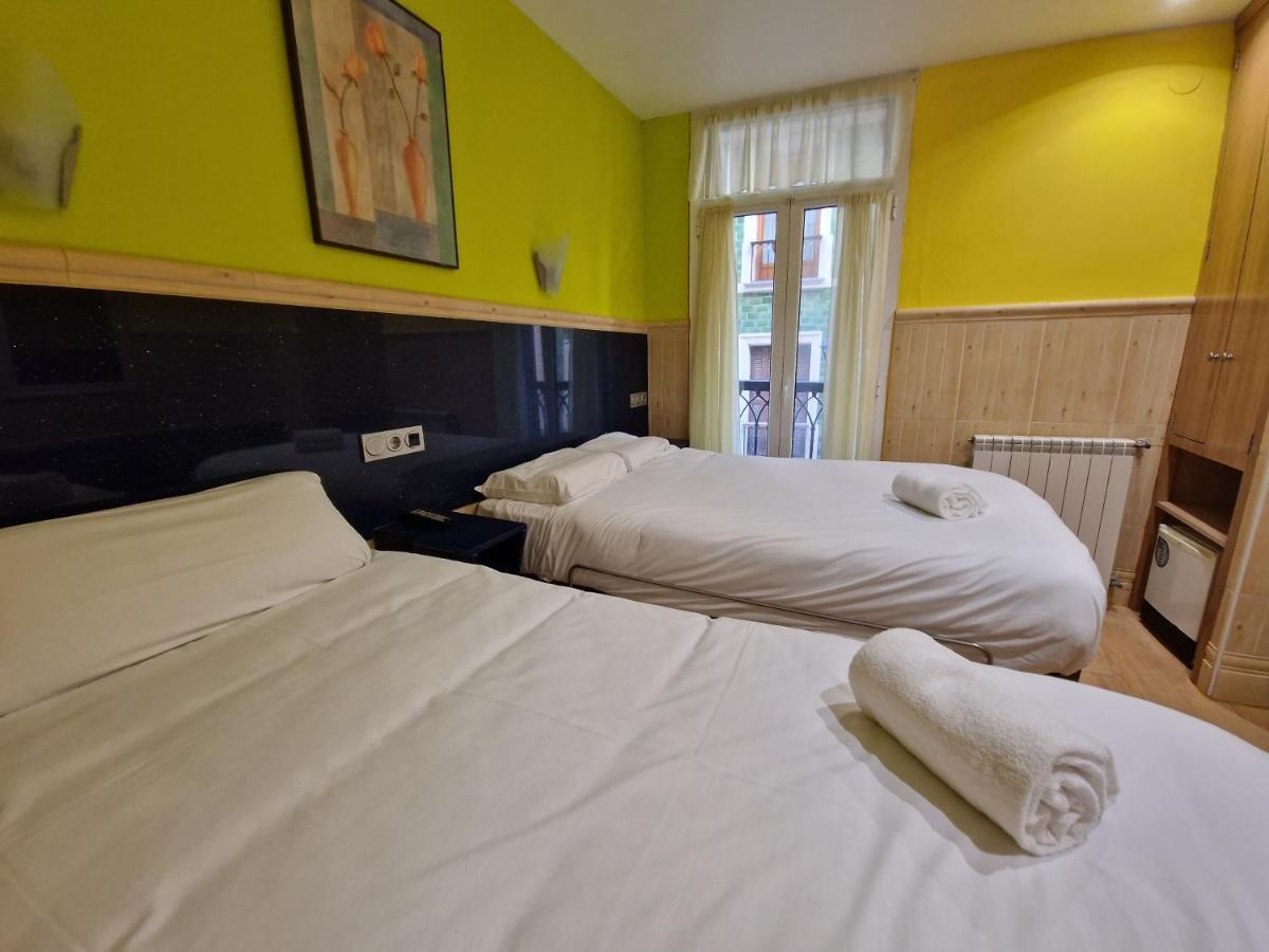 סן סבסטיאן Pension Izar Bat Guesthouse מראה חיצוני תמונה